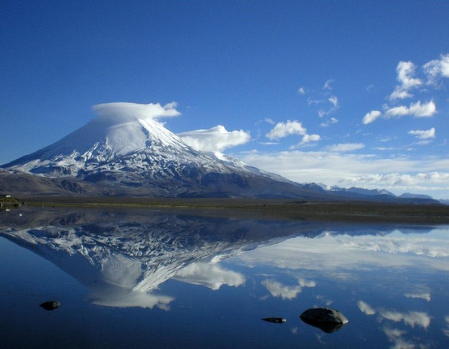 El lago Chungará en el altiplano del norte de Chile